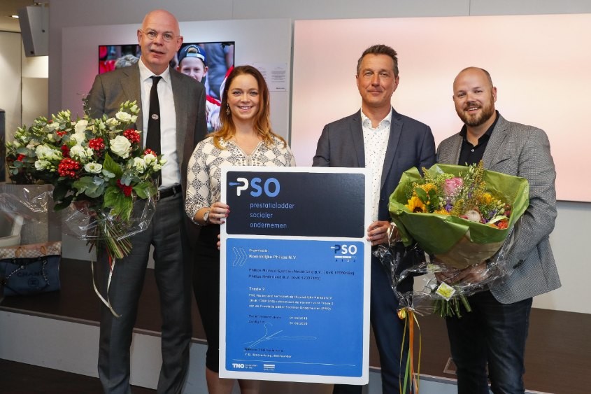 Philips krijgt PSO-certificaat uitgereikt door Toon Gerbrands van PSV
